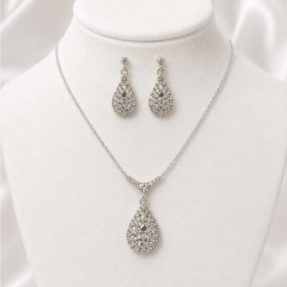 BEAUTY COLLECTION Elegant Silver Teardrop Crystal Necklace and Earrings Set 💥🆕💥